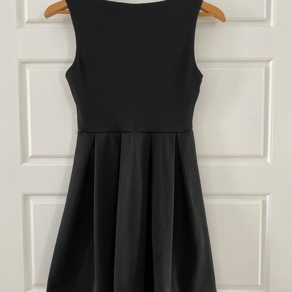 Black dress - Picture 3 of 3